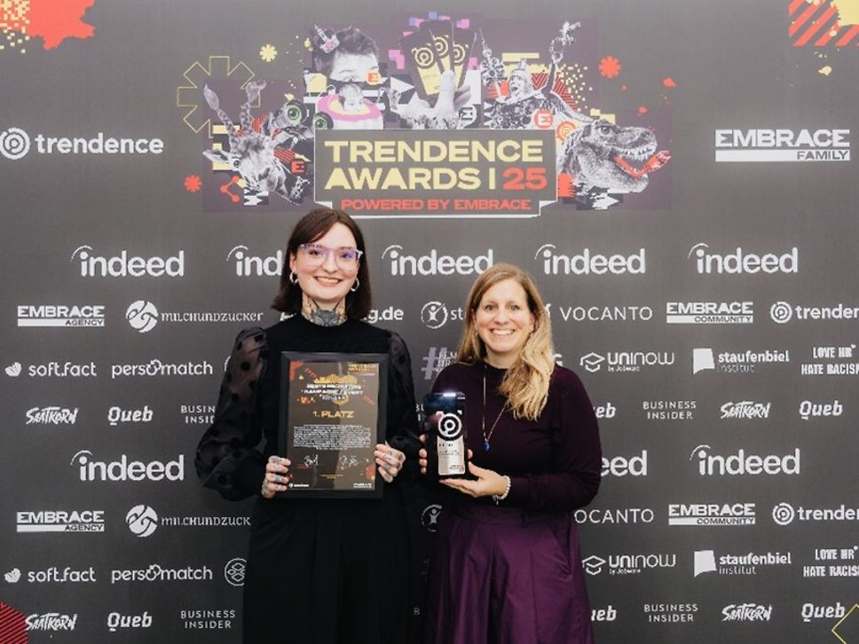 zwei Frauen posieren mit dem gewonnenen Trendence Award
