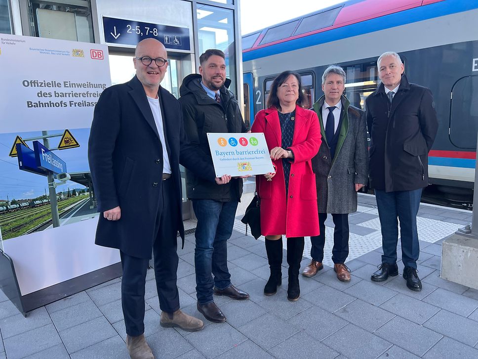 Freuen sich über den runderneuerten Bahnhof Freilassing
