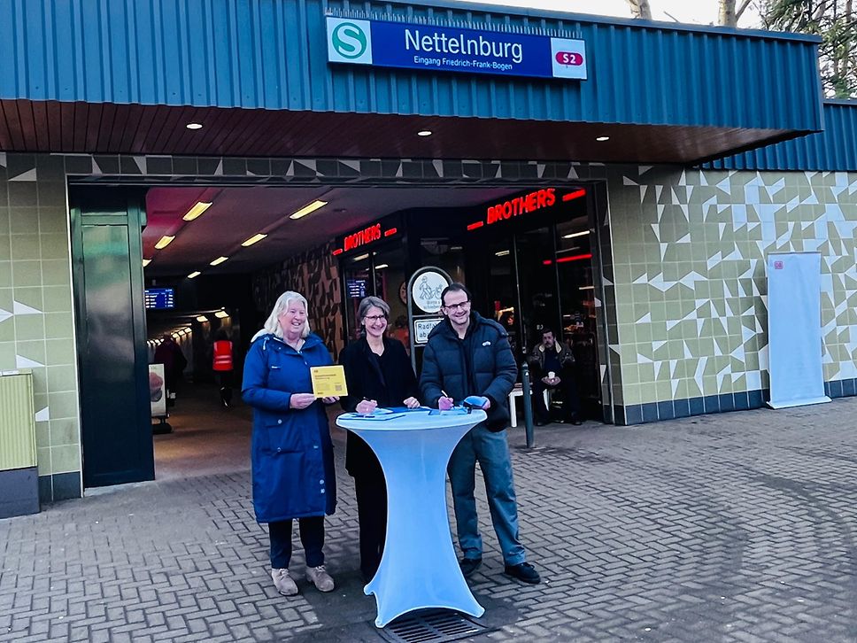Bärbel Aissen und Michael Eckenweber von der DB InfraGO sowie Dr. Tina Wagner (BVM, Mitte)
