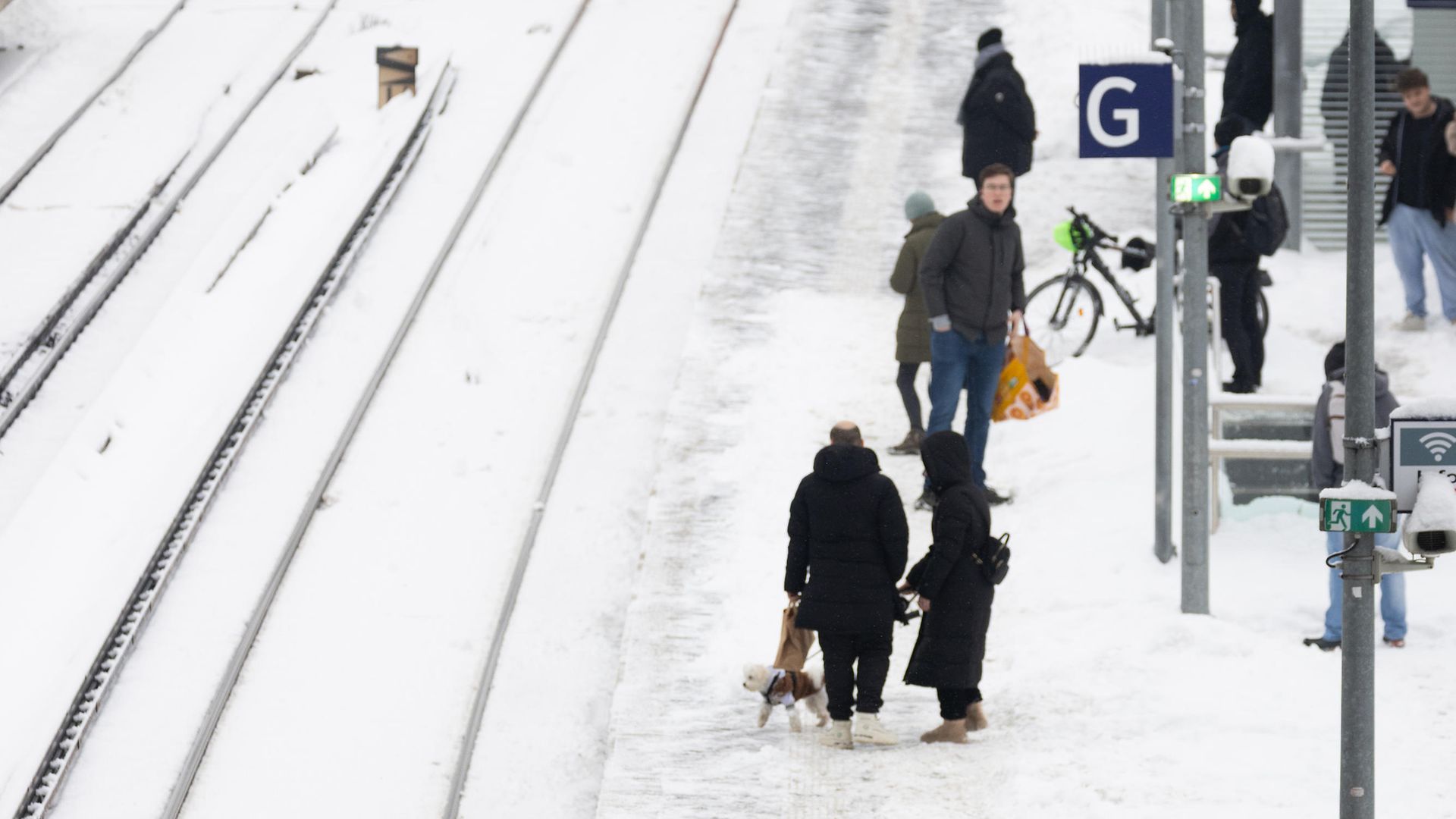 Die Bahn unterwegs im winterlichen Hamburg