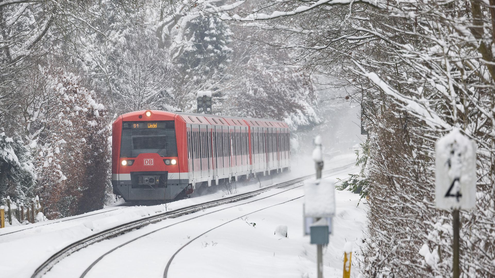 Die Bahn unterwegs im winterlichen Hamburg