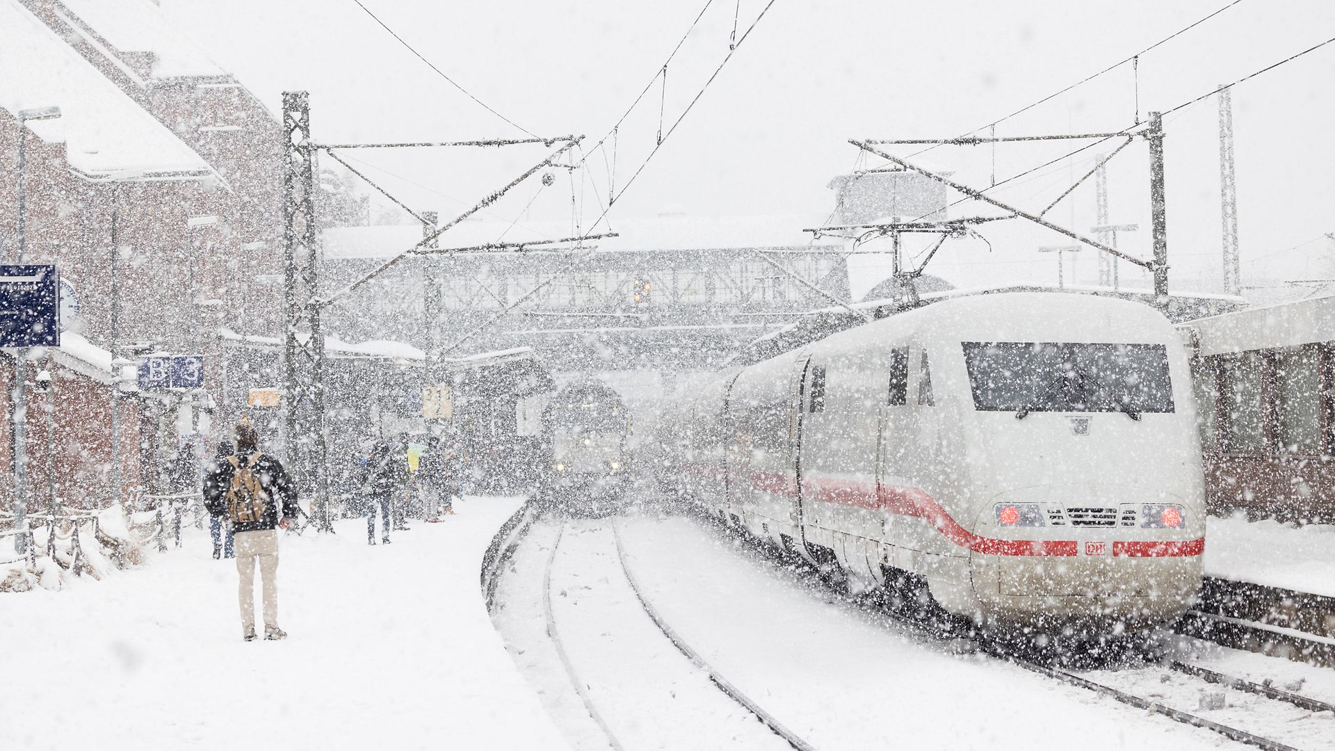 Die Bahn unterwegs im winterlichen Hamburg