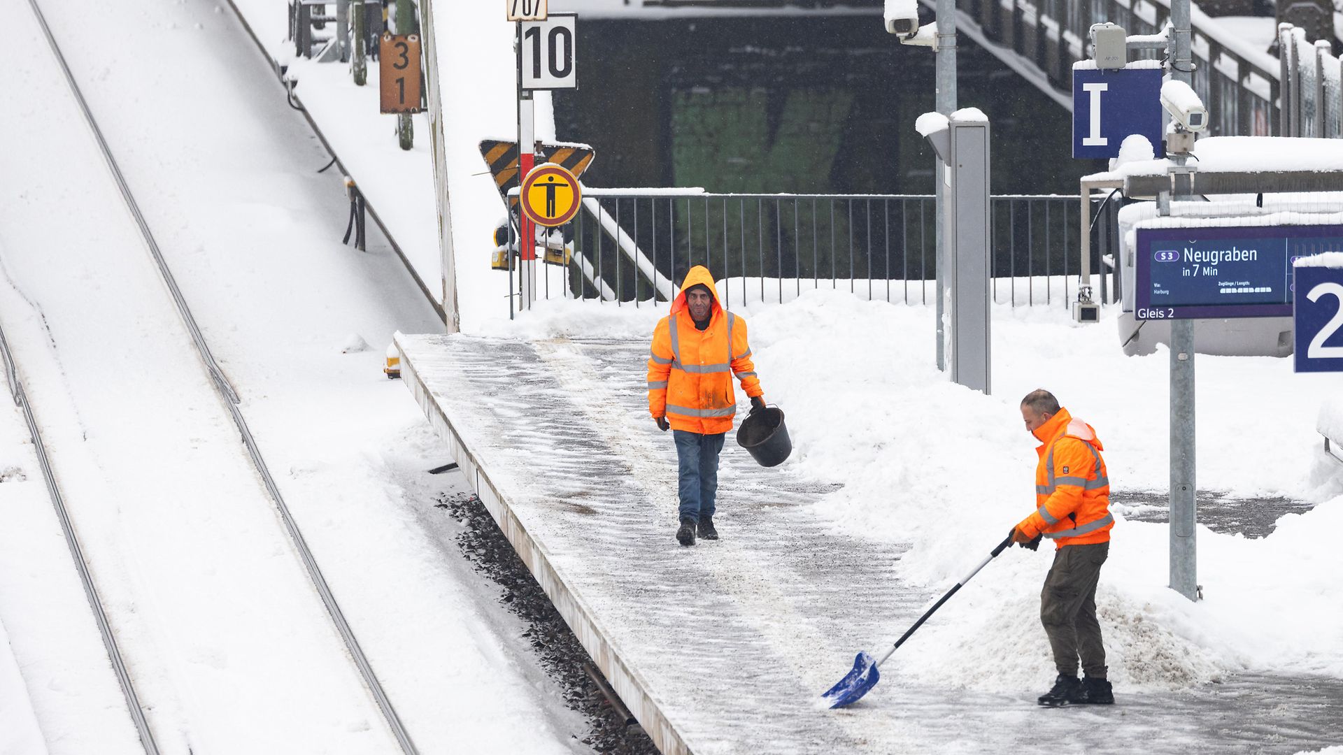 Die Bahn unterwegs im winterlichen Hamburg