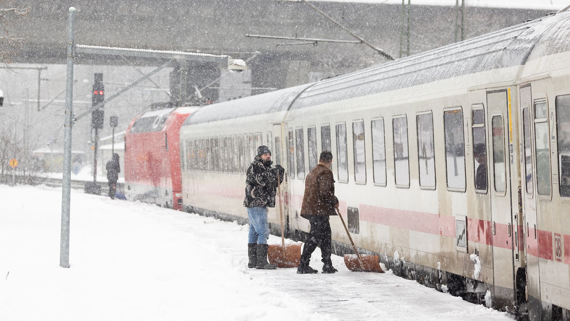 Räumkräfte unterwegs im winterlichen Hamburg