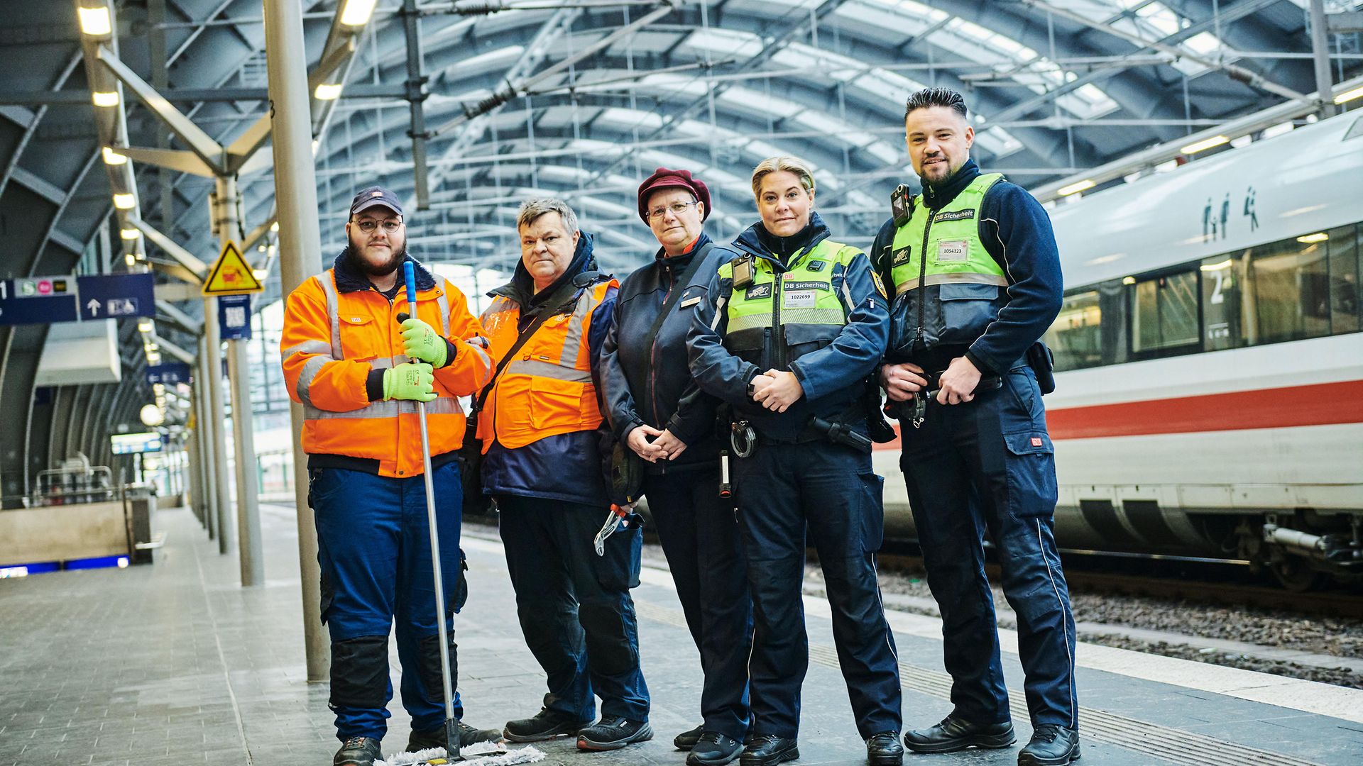 Mitarbeitende von DB Services, DB InfraGo, Bahnhofsservice und DB Sicherheit sorgen für Sicherheit und Sauberkeit am Bahnhof.