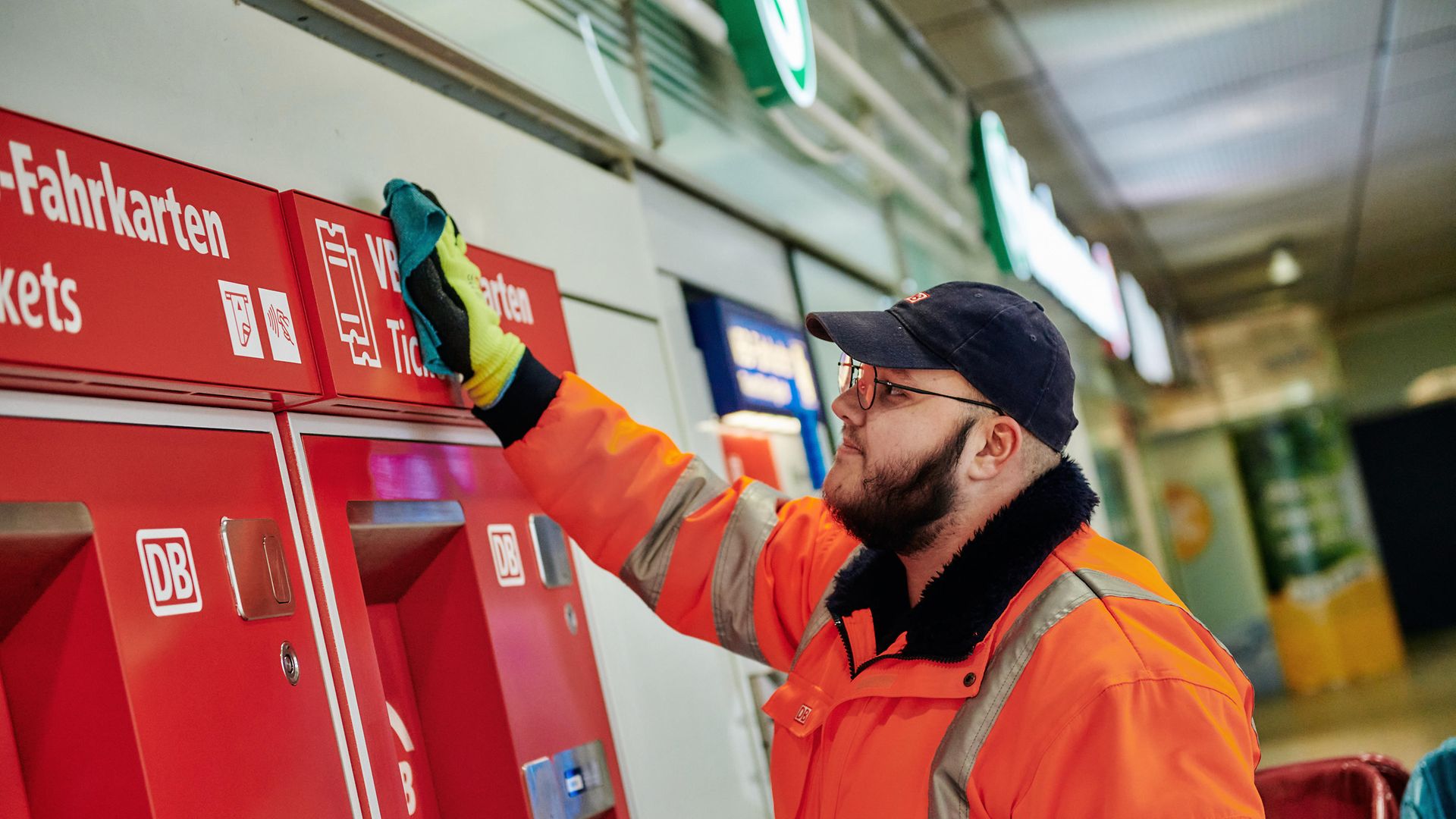 Mitrabeiter von DB Services bei der Reinigung im Bahnhof