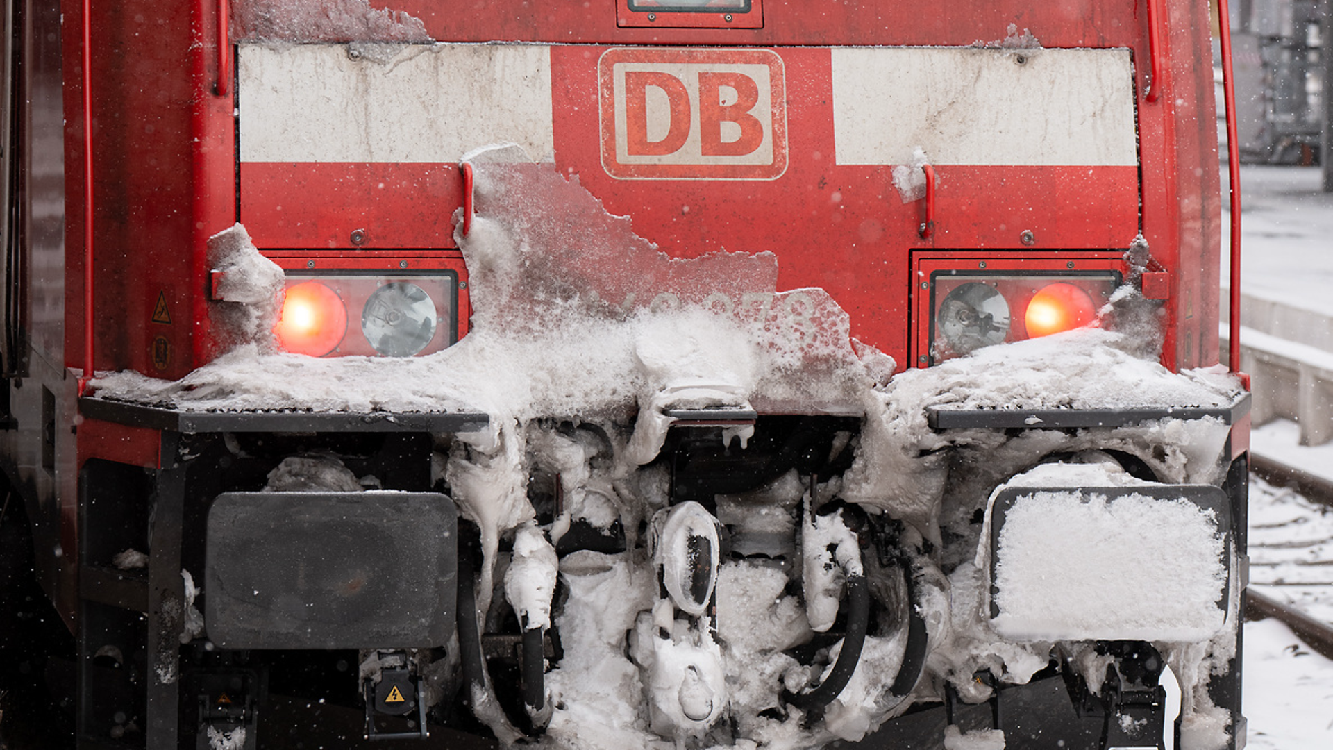Eisbildungen am Regionalzug