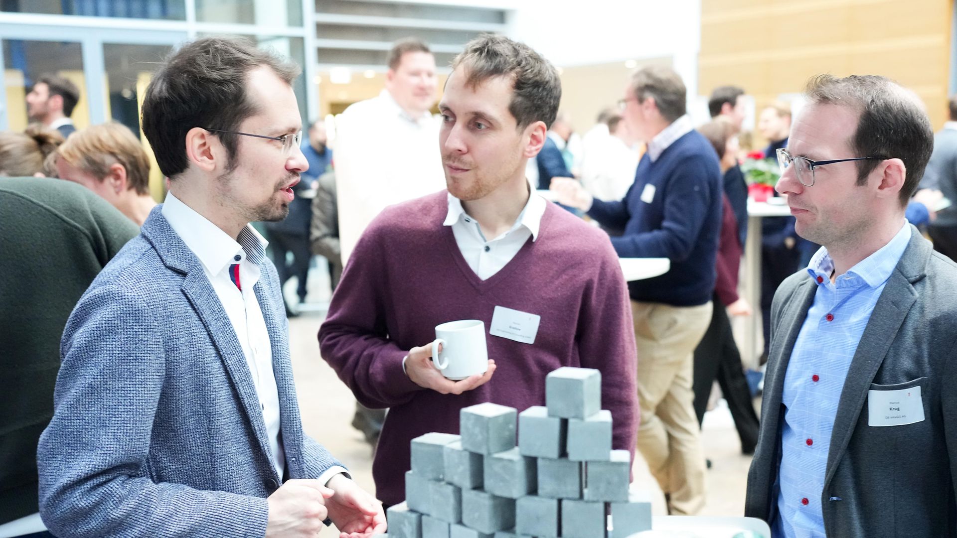 Leute an den Marktständen