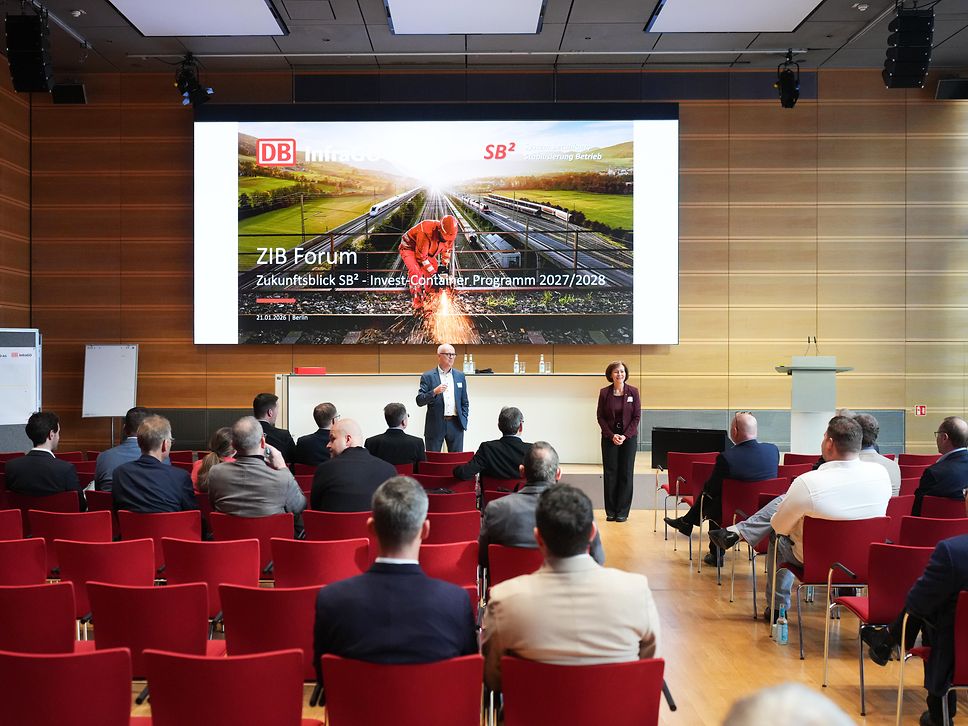 Leute hören Rednern beim Fachforum zu