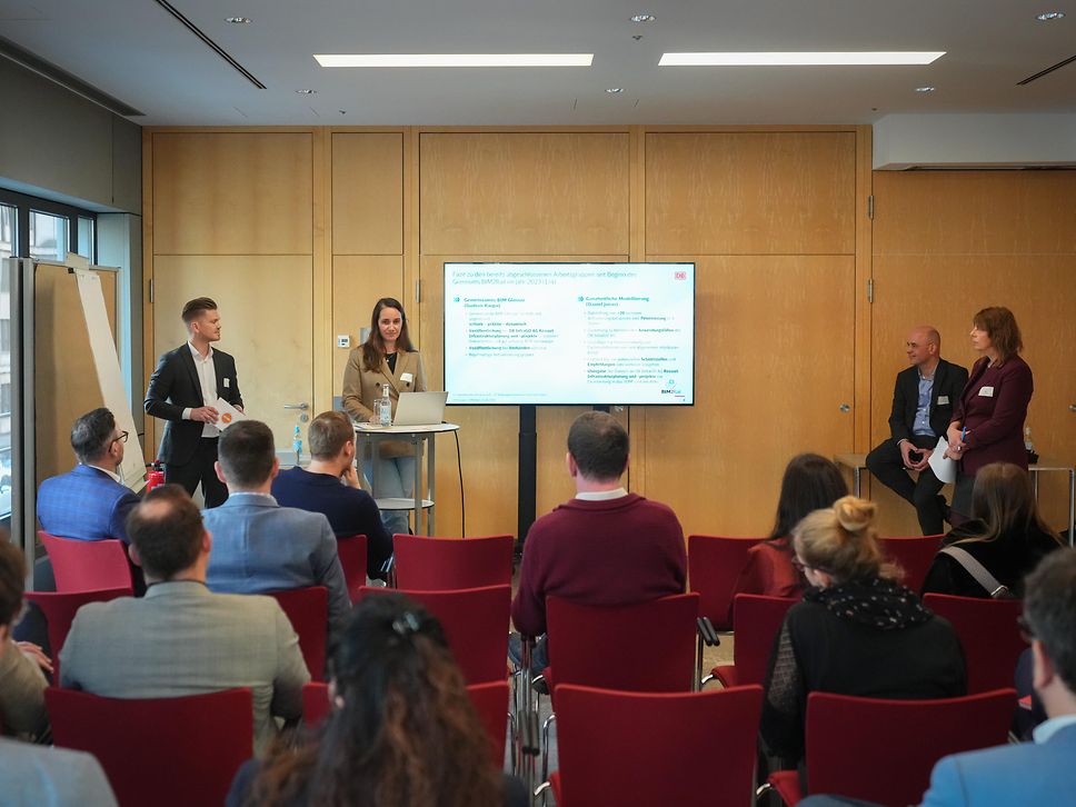 Leute hören Rednern beim Fachforum zu