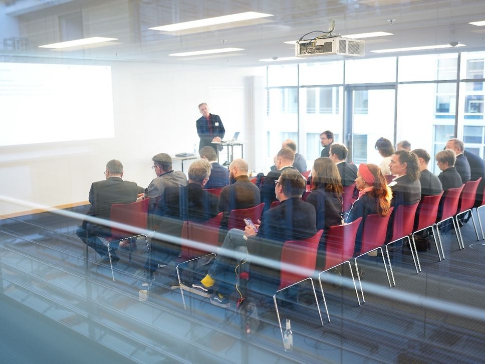 Redner vor Fachforumpublikum