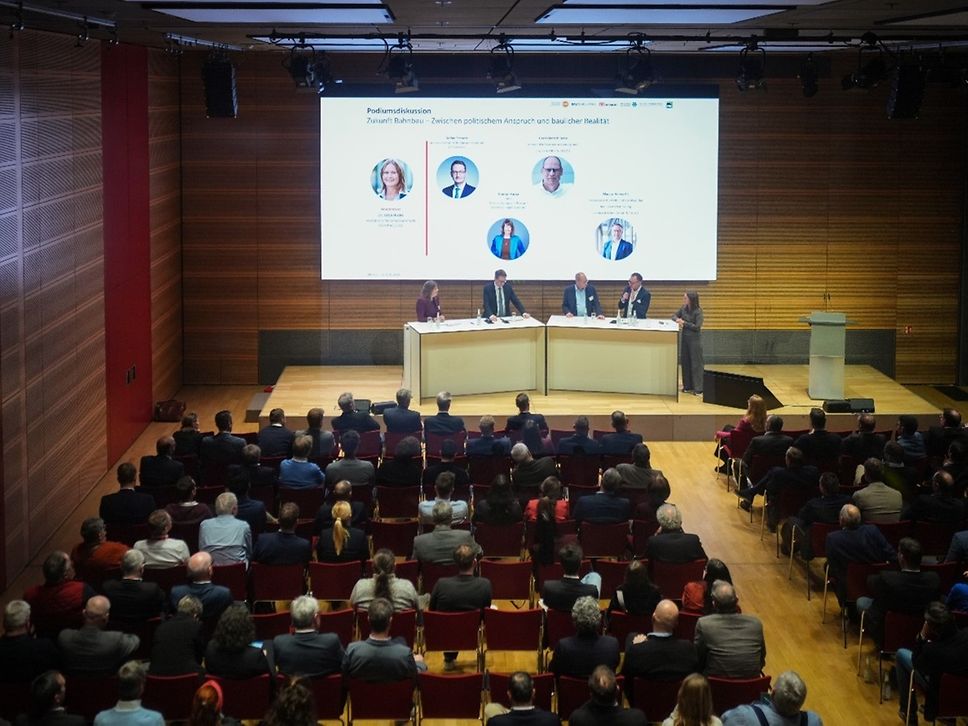 Redner auf dem Podium vor Publikum