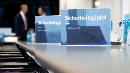 Schild mit Aufdruck Sicherheitsgipfel