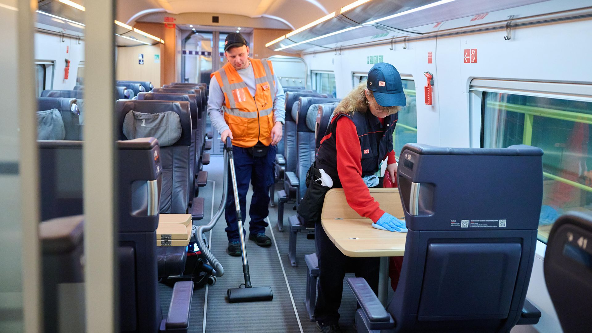DB-Mitarbeiter reinigen in einem ICE