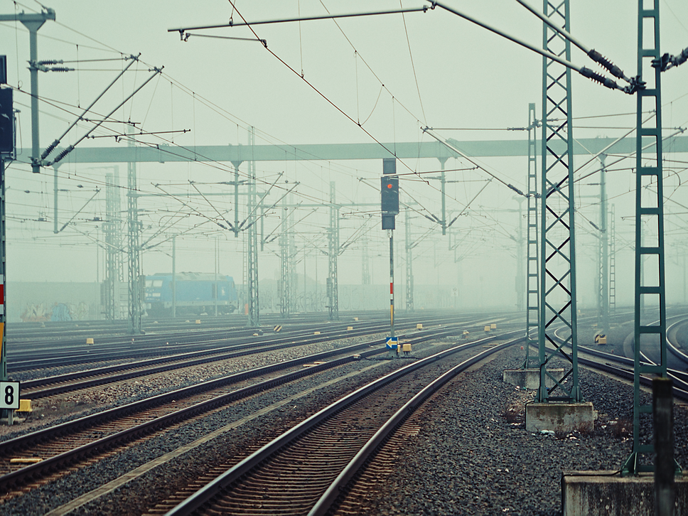 Eisenbahnbrücke am Schmidtstedter Knoten. Im Sommer wird ein Brückenträger unter den Gleisen rechts im Bild ersetzt.