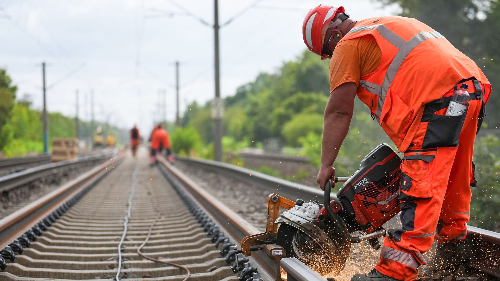 Generalsanierung Hamburg-Berlin - Gleisbauer passt die Länge einer Schiene an.