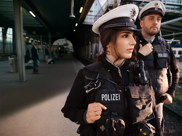 Polizisten am Bahnsteig