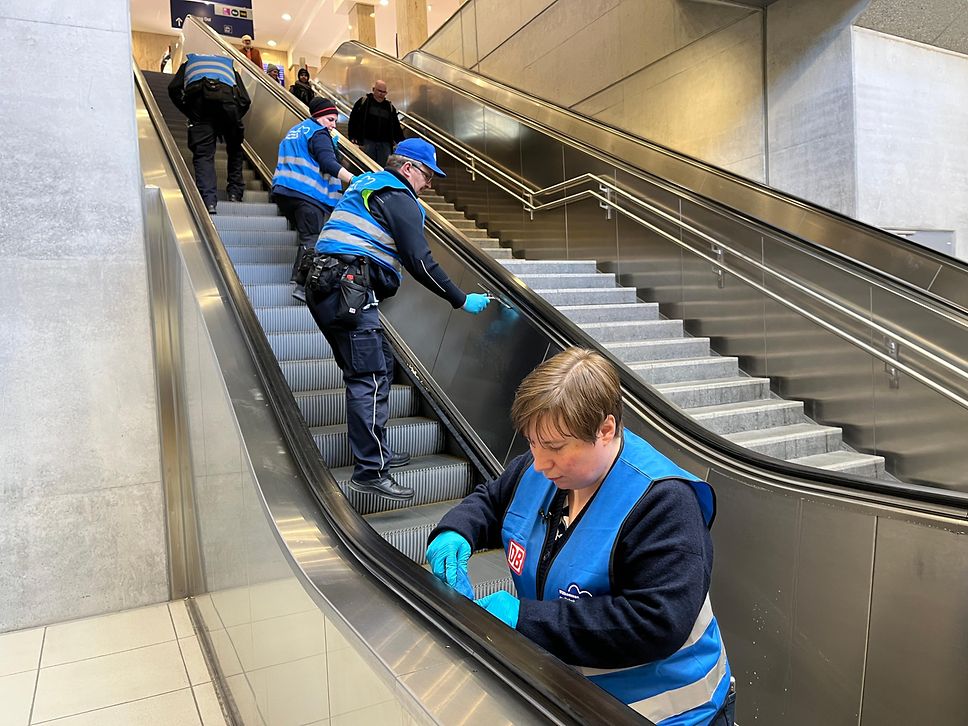 DB-Mitarbeiter:innen putzen am Hauptbahnhof Augsburg