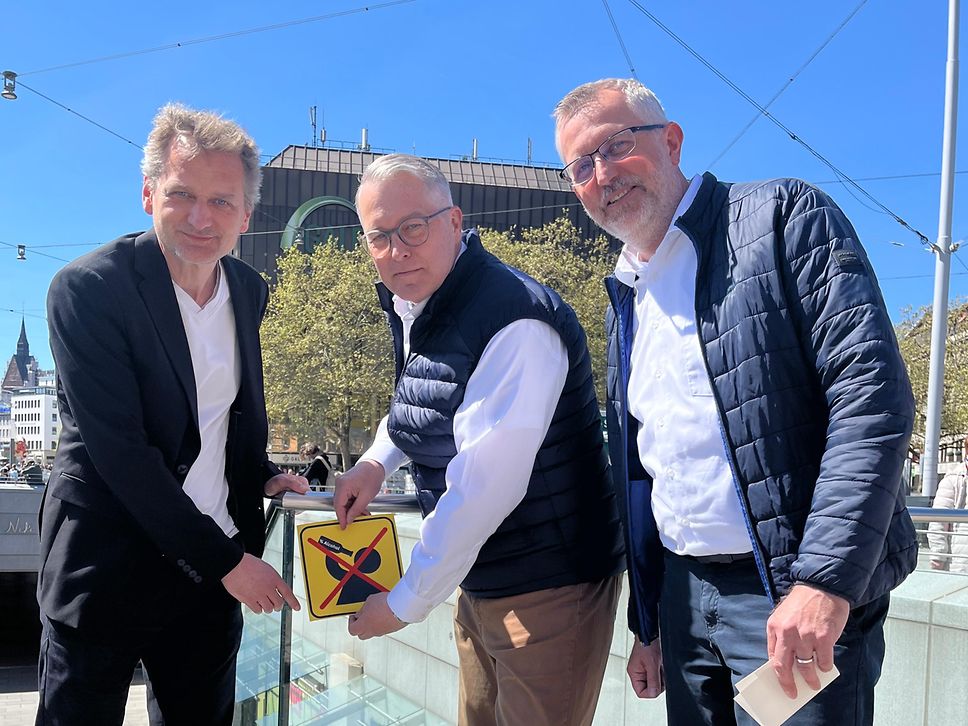 Kai Kaminski (Üstra), Ingo Ralfs (HRG) und Jörn Tunat, Leiter Bahnhofsmanagement Hannover