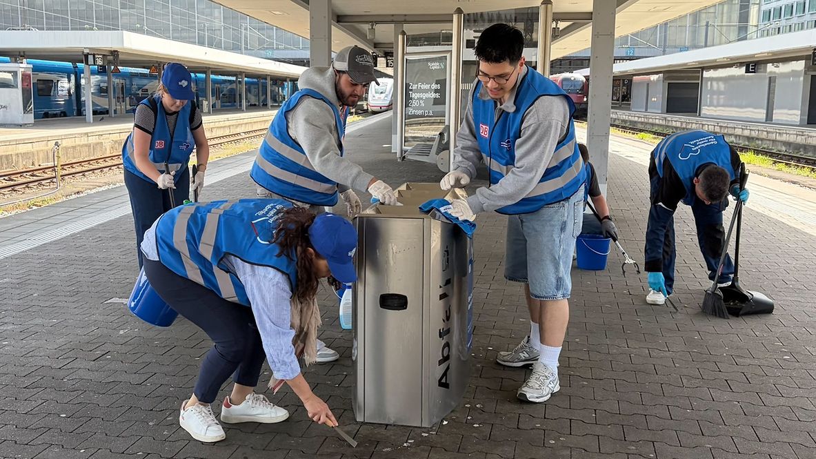 Mitarbeiter:innen der DB putzen den Münchner Hauptbahnhof