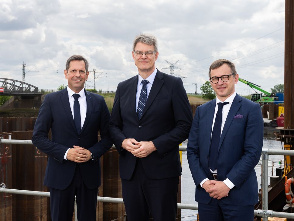Niedersachsens Ministerpräsident Olaf Lies (v.l.), Bundesverkehrsminister Patrick Schnieder und DB InfraGO-Chef Dr. Philipp Nagl