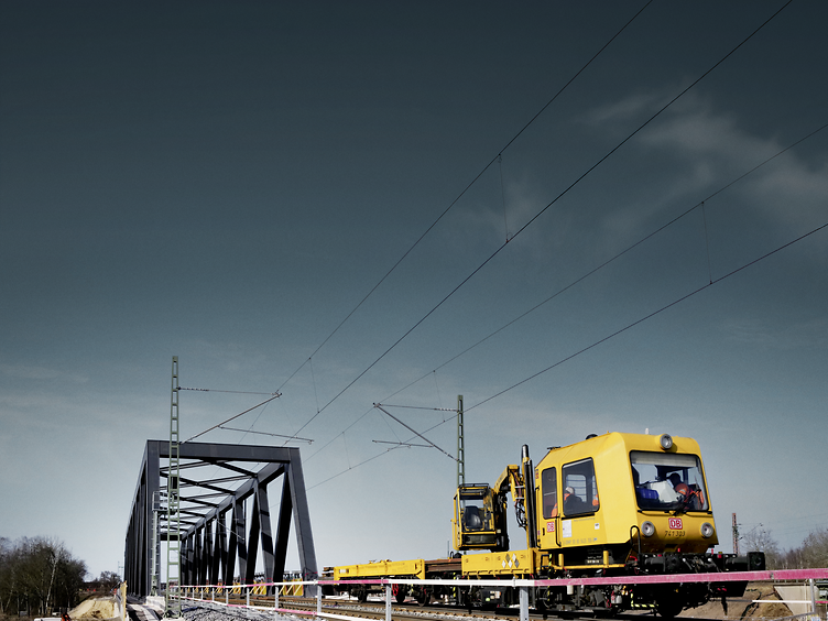 Ein Baufahrzeug auf der Strecke