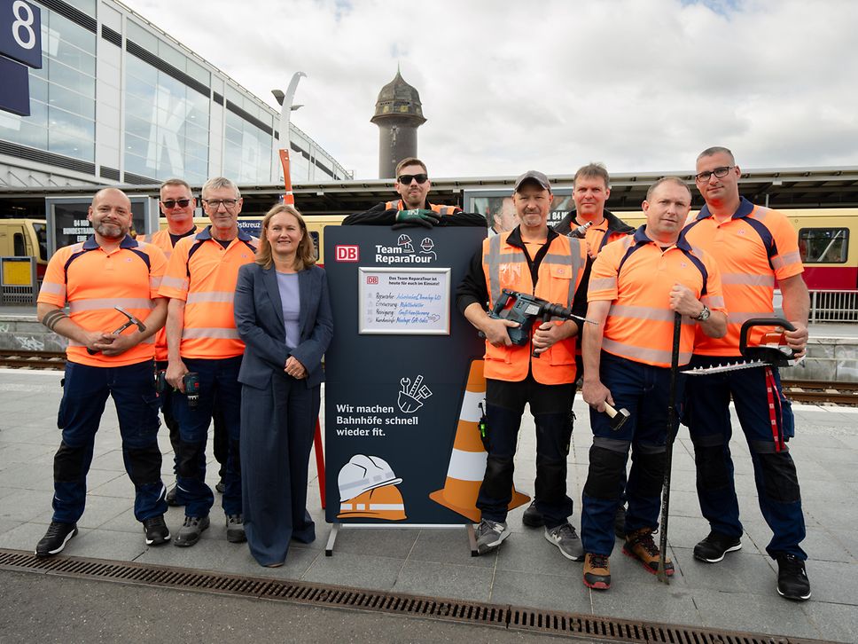 Handwerker und Katja Hüske, Vorständin Personenbahnhöfe am Bahnhof Ostkreuz