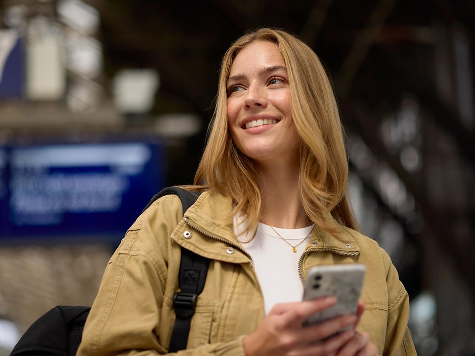 Reisende mit Smartphone