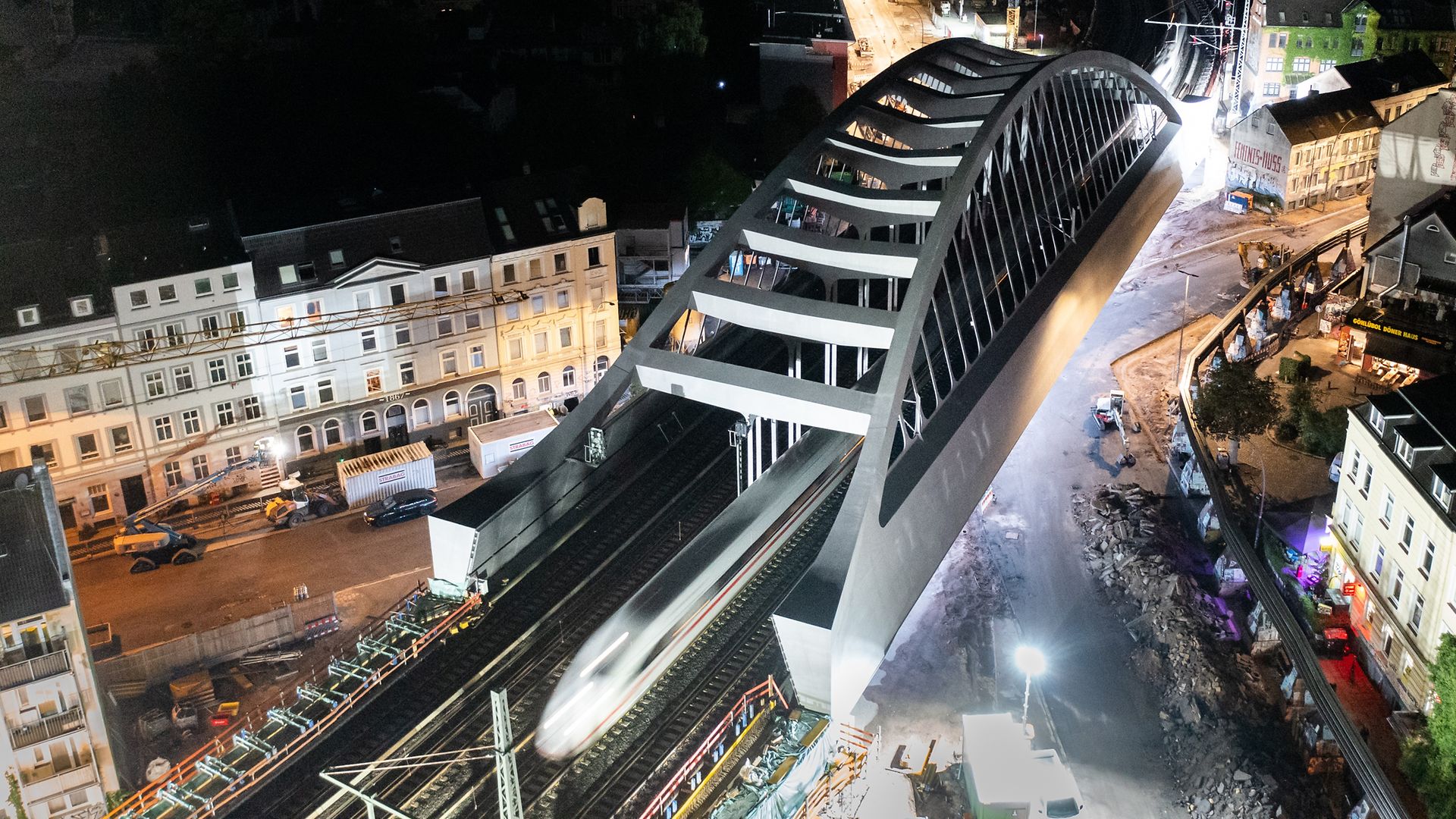 Erste Züge rollen über die neue Sternbrücke