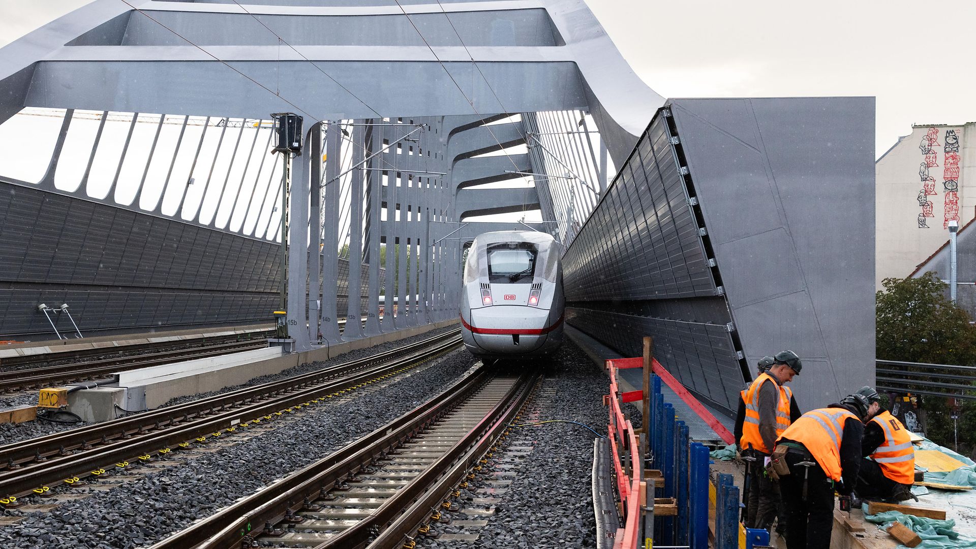 Erste Züge rollen über die neue Sternbrücke