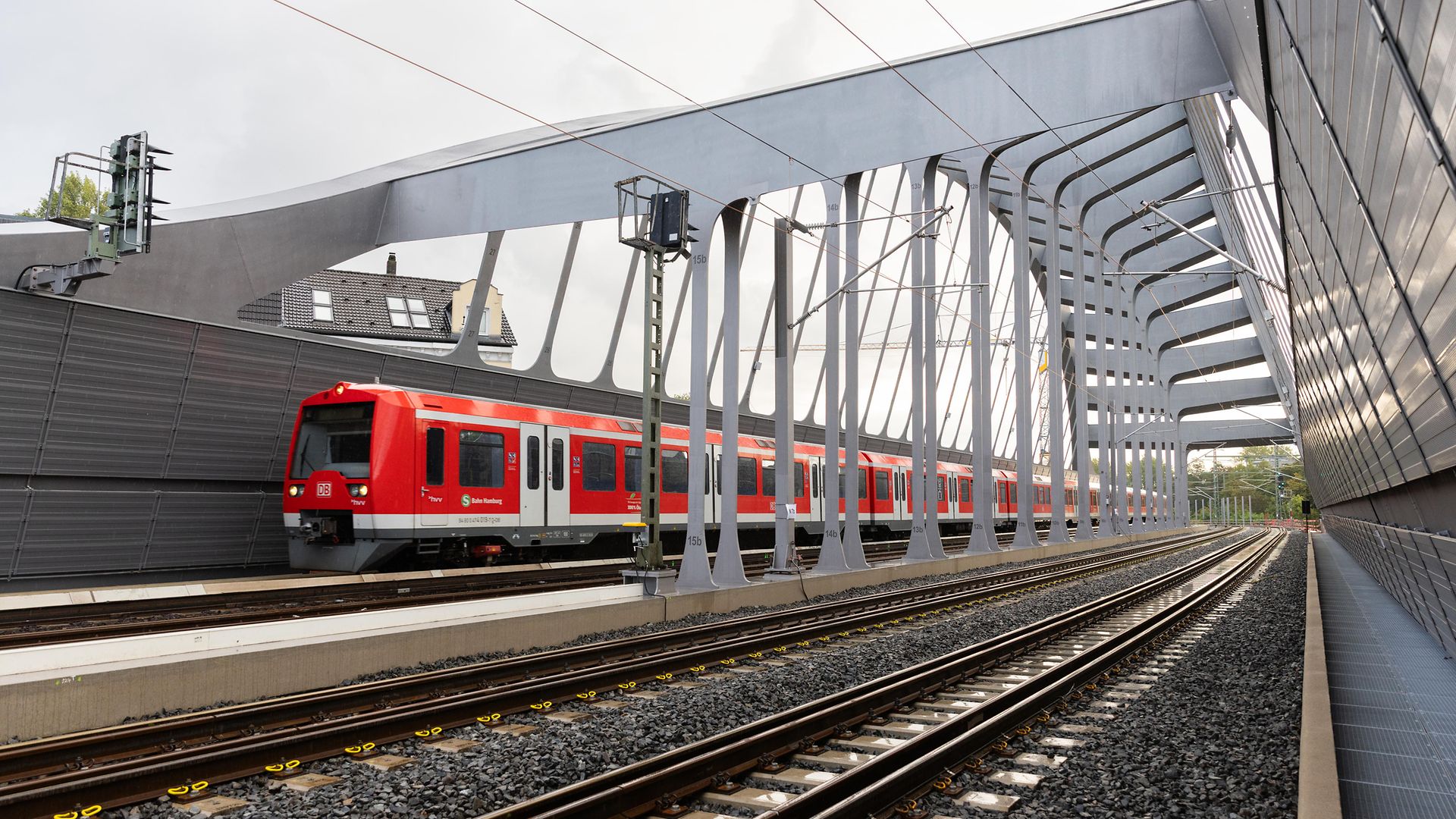 Erste Züge rollen über die neue Sternbrücke