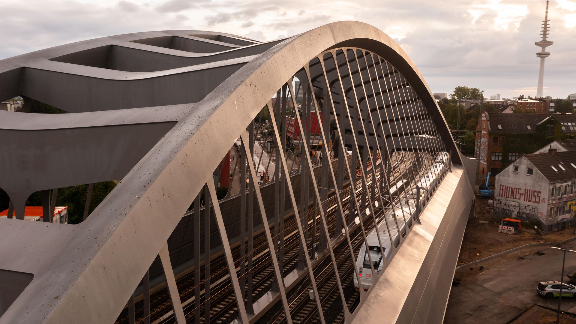 Erste Züge rollen über die neue Sternbrücke