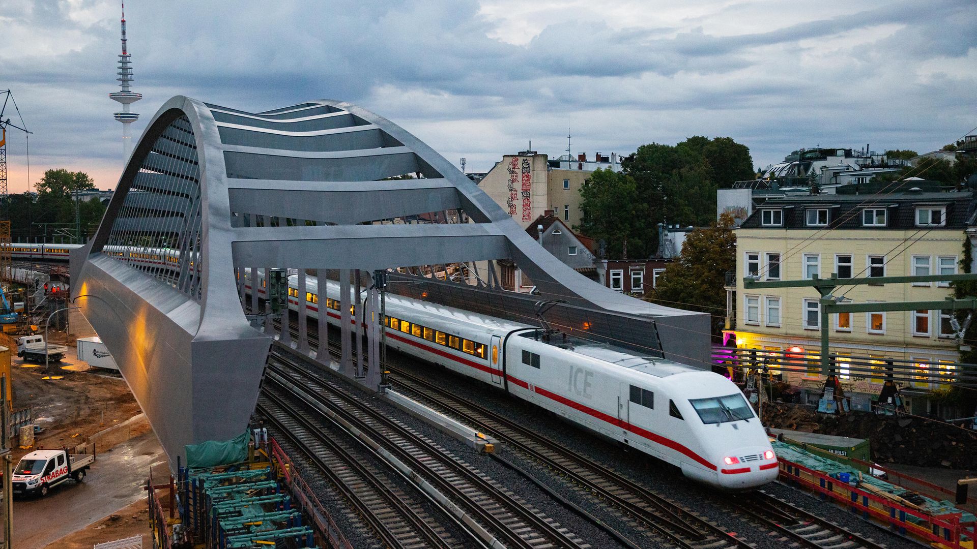 Erste Züge rollen über die neue Sternbrücke