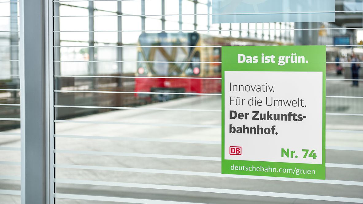 Umwelt-Signet am Bahnhof Südkreuz mit der Botschaft: Innovativ. Für die Umwelt. Der Zukunftsbahnhof.