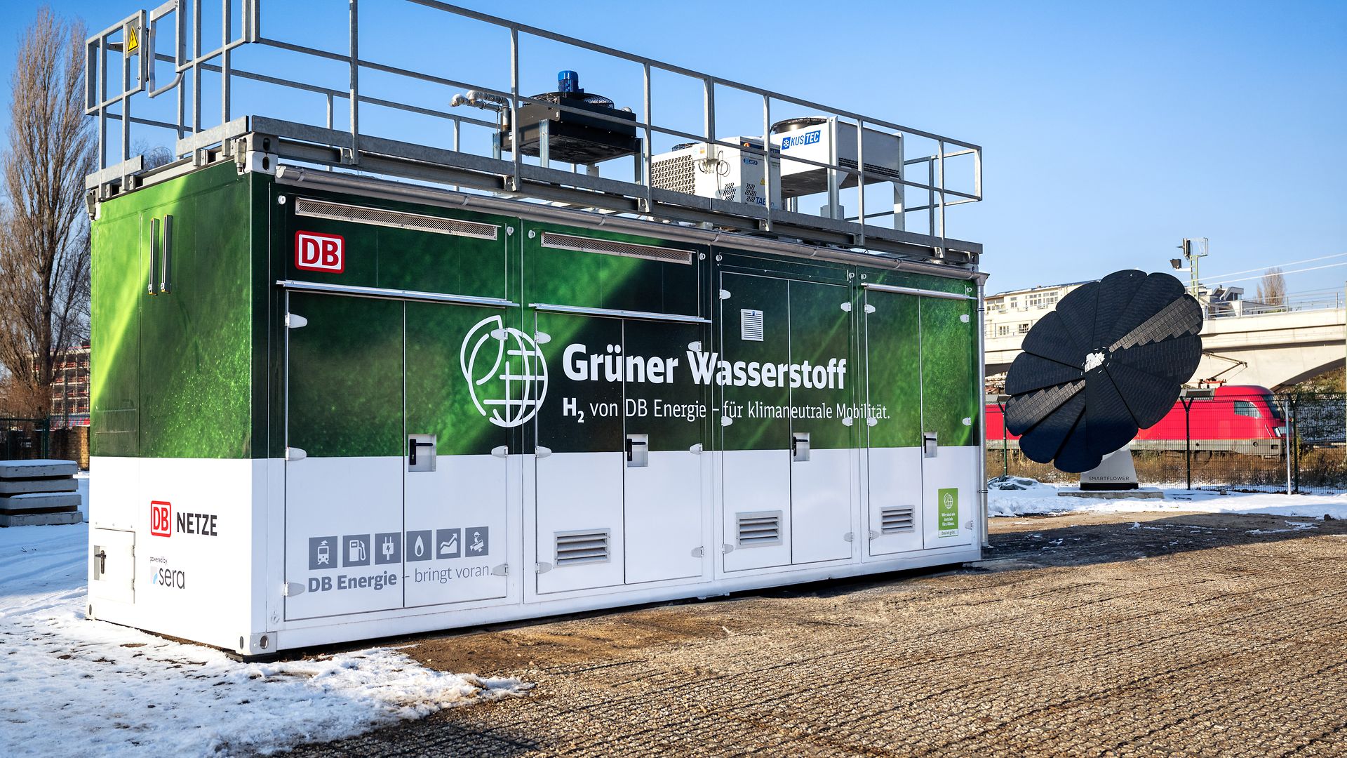 Ein grün gelabelter Container mit der Aufschrift Grüner Wasserstoff - H2 von DB Energie.