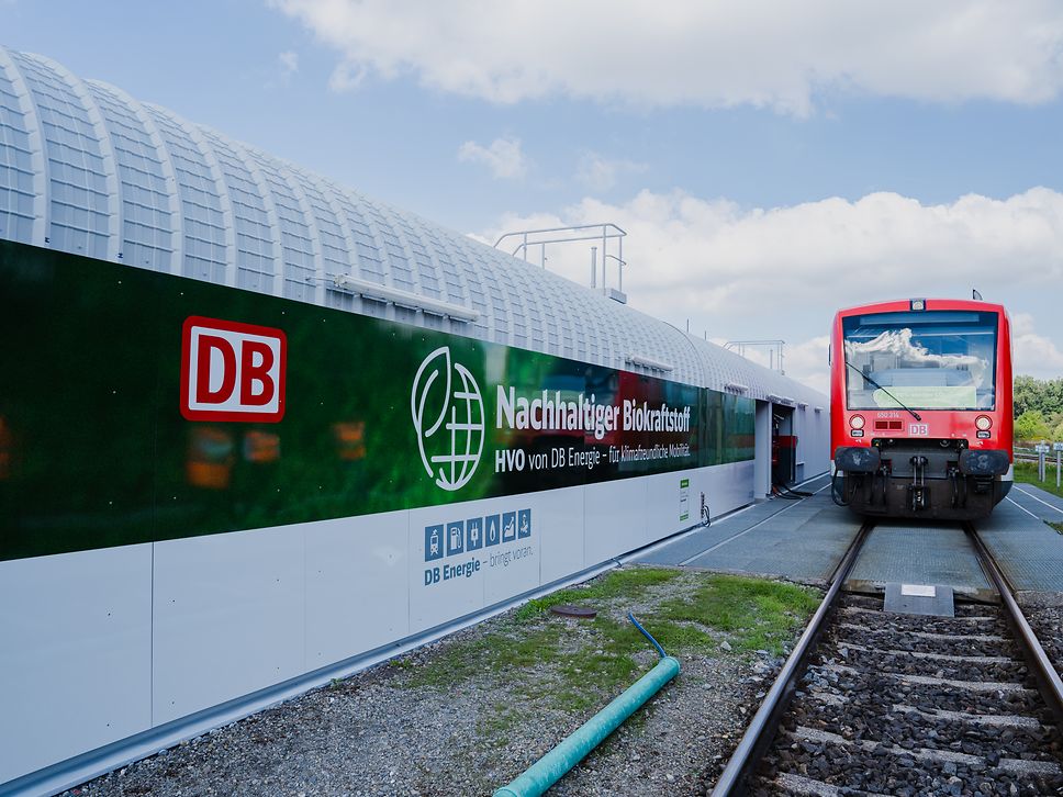 Eine Lok wird mit Biokraftstoff betankt.