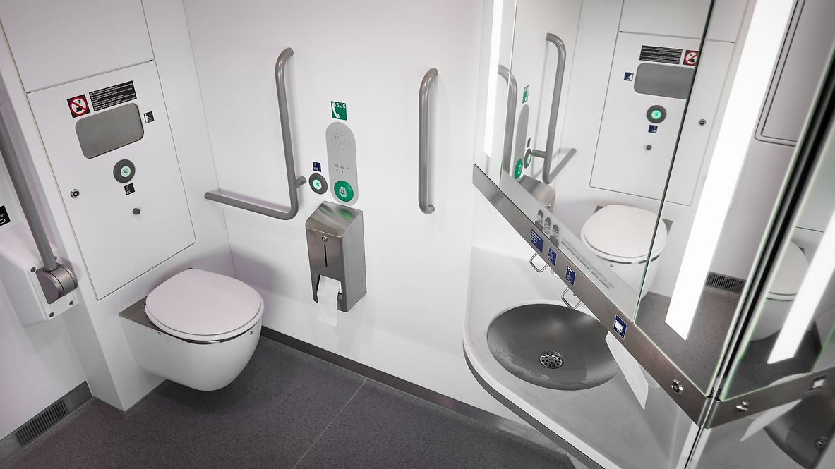 Eine wassersparende Toilette und ein Handwaschbecken im Zug.