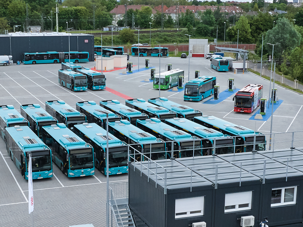 Busbetriebshof mit mehreren parkenden Bussen