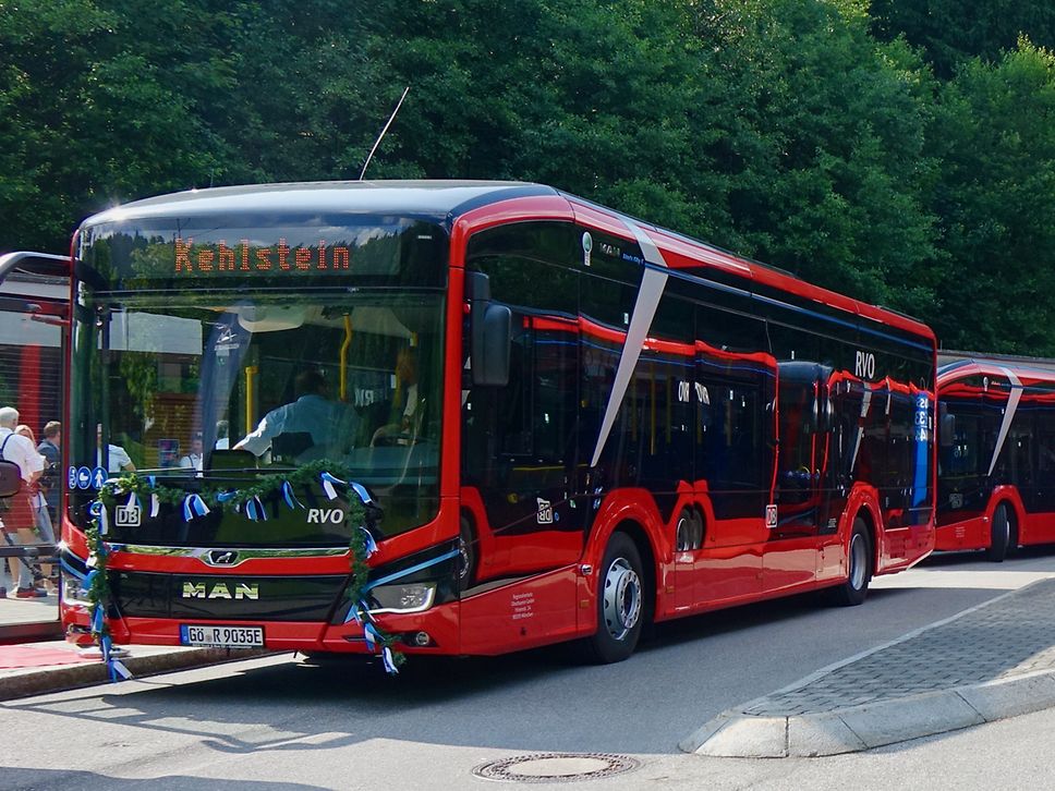 Schwarz-roter Linienbus der DB mit Ziel Kehlstein an Haltestelle