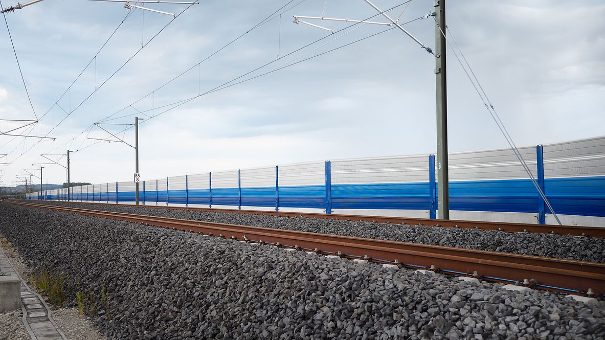 Eine Schallschutzwand an einer Bahnstrecke