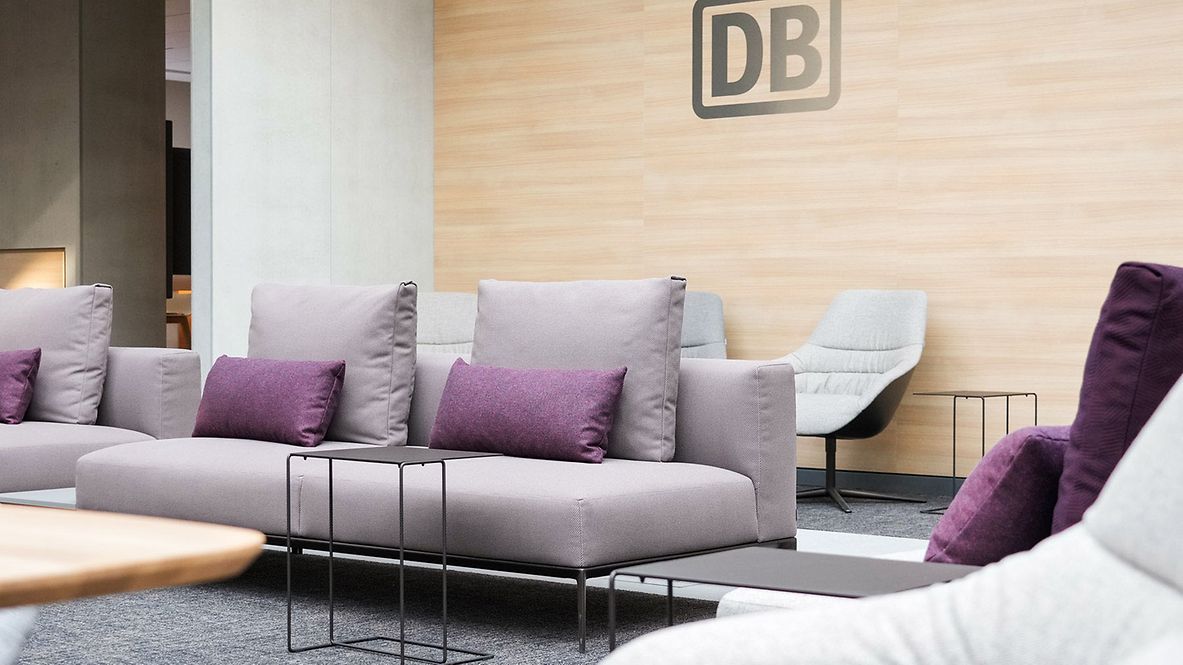 Sofa in der DB Lounge mit Sitzbezug aus Meeresplastik-Fasern