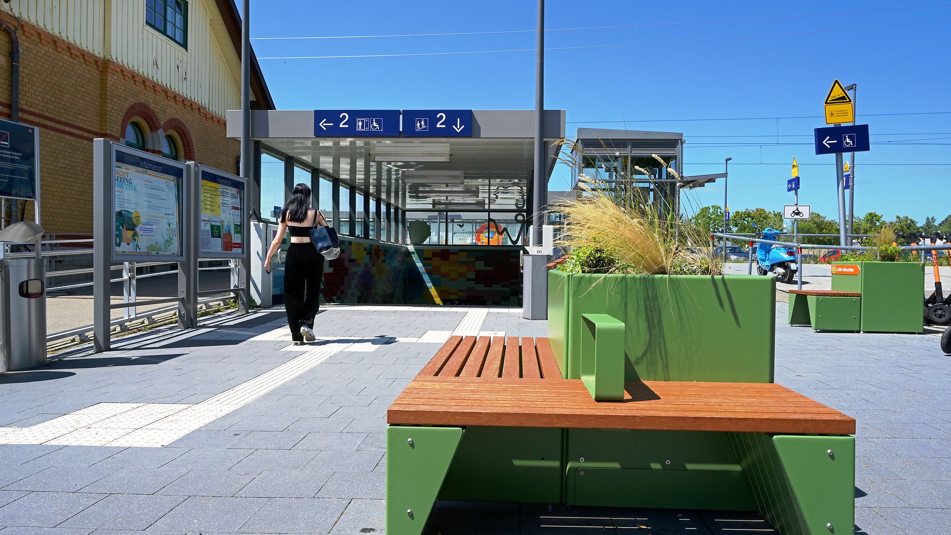 Station forecourt in Wangen with green seating area