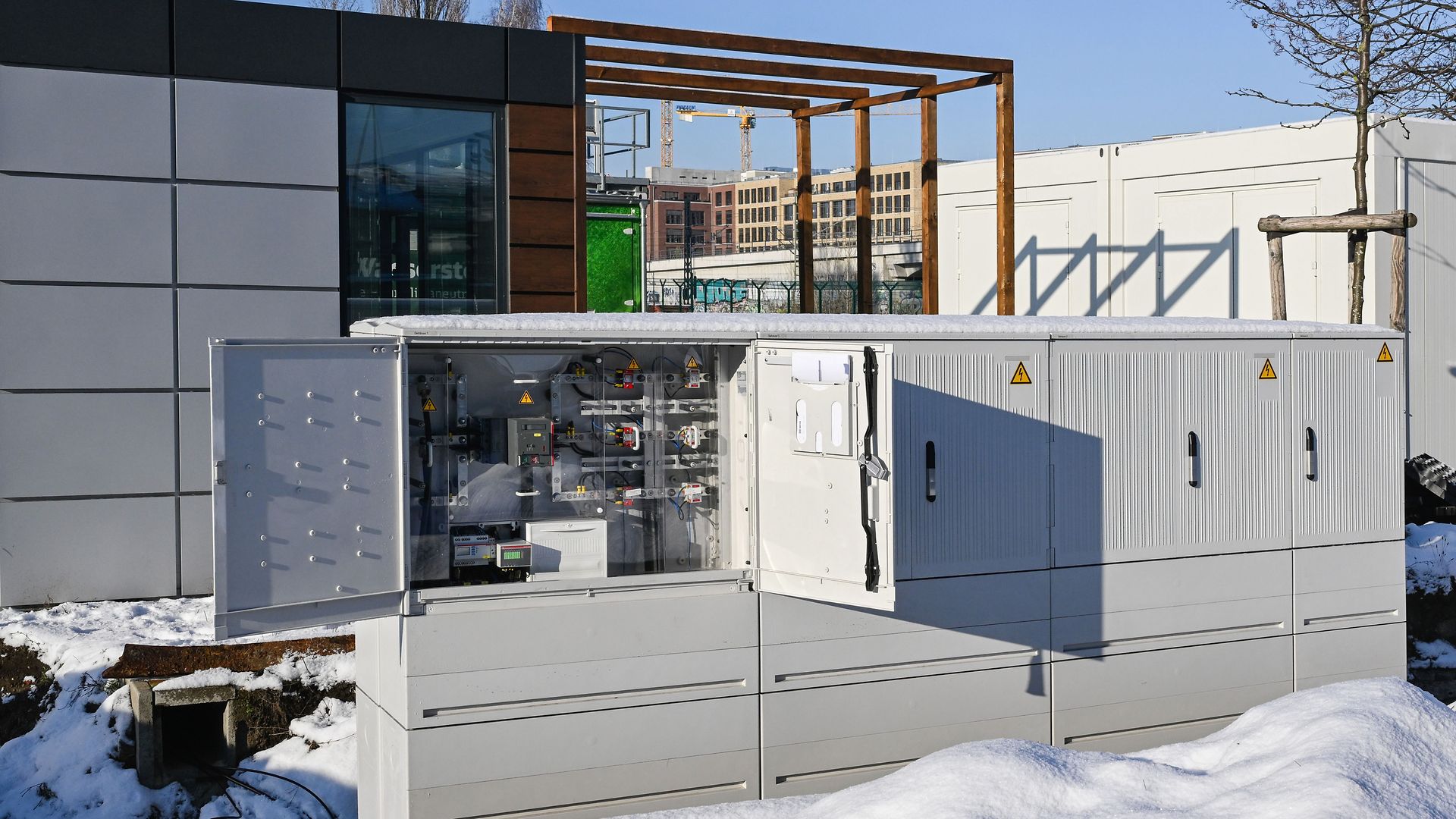 An open distribution box in front of the showroom on the premises of the RealLabor Energie.