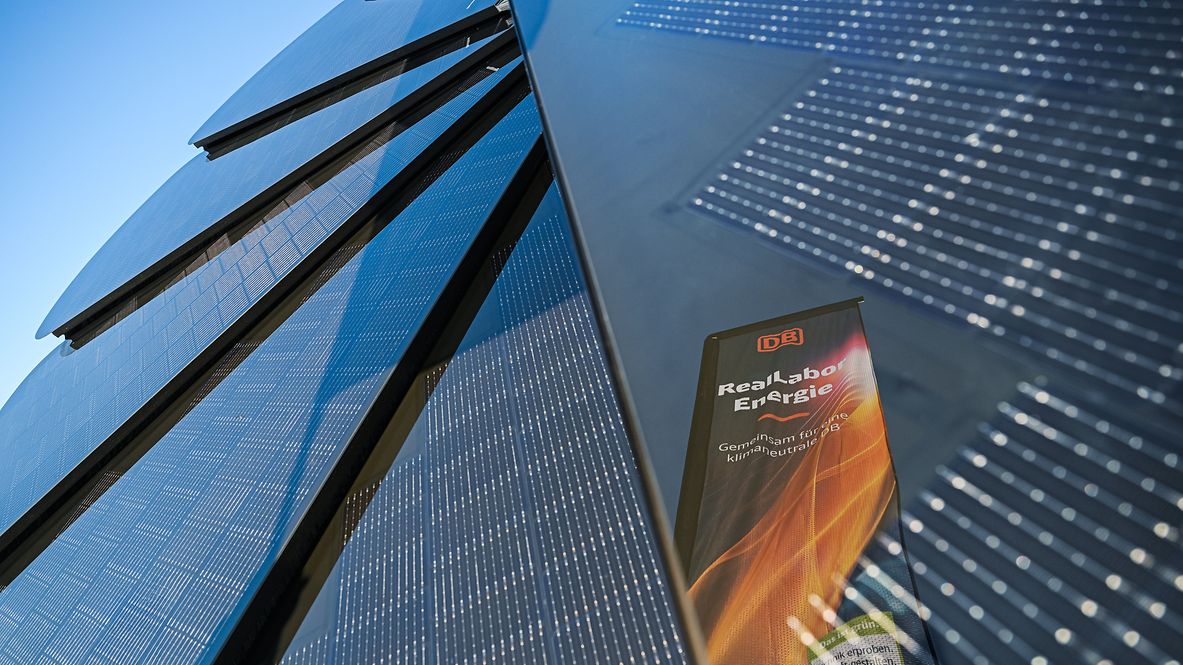 The RealLabor Energie banner is reflected in the rotor blades of the Solarmover.