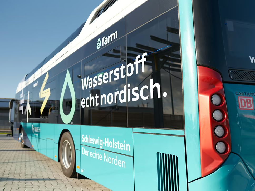 Dieser Wasserstoffbus befördert Passagiere auf umweltfreundliche Weise.