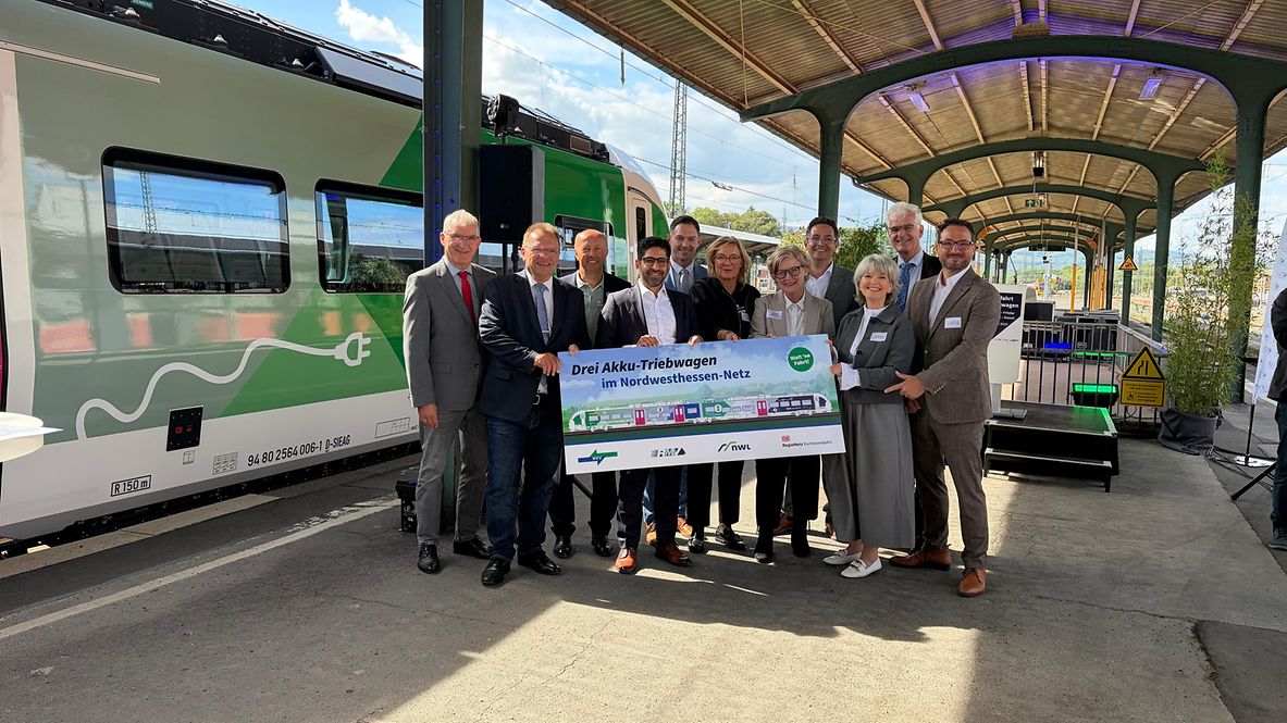 Personen vor dem neuen Akkuzug im Nordwesthessen-Netz