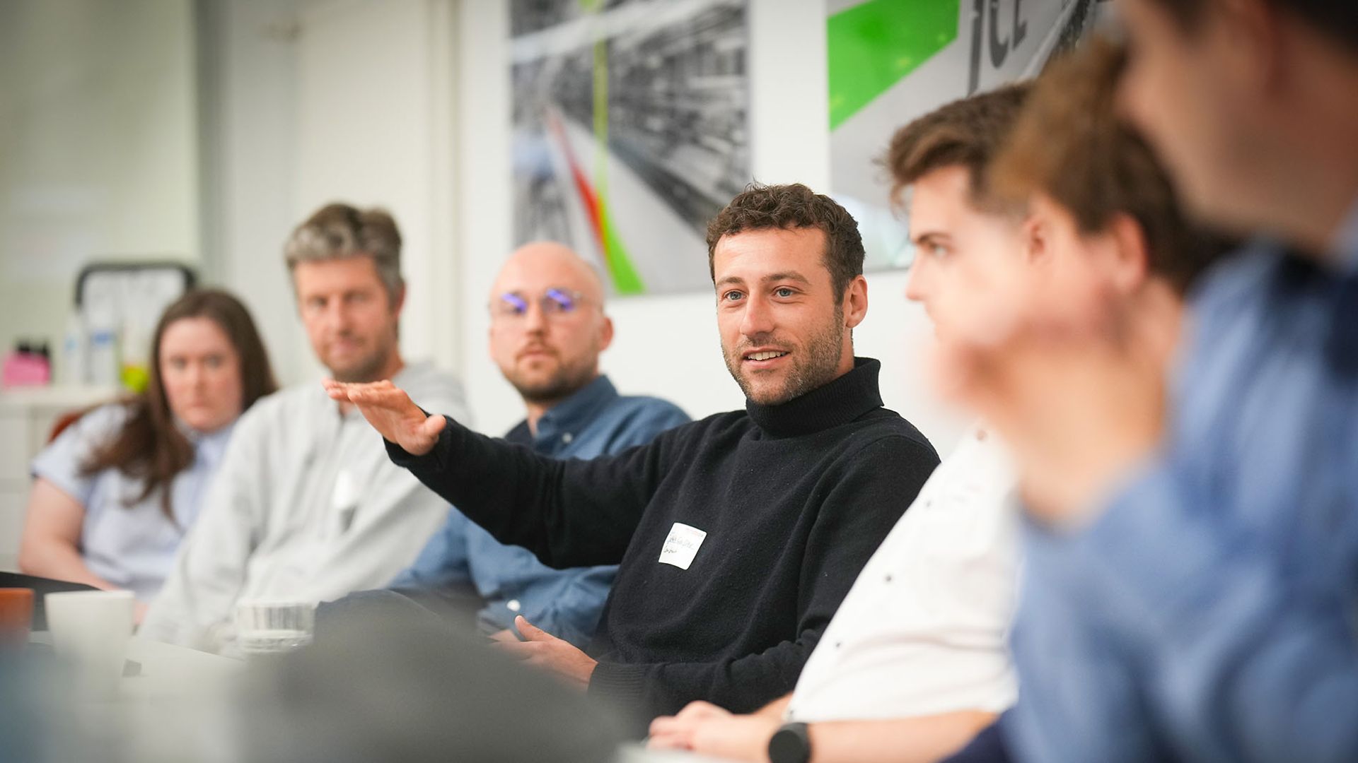 Blick in eine Arbeitssession, ein Mann gestikuliert