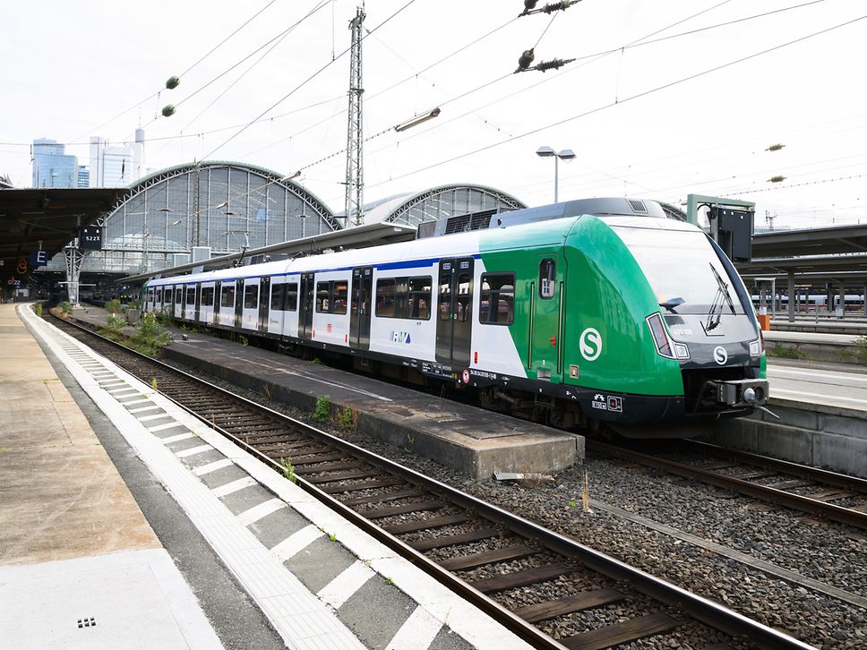 Modernisiertes S-Bahn-Fahrzeug am Bahnsteig am Frankfurter Hauptbahnhof