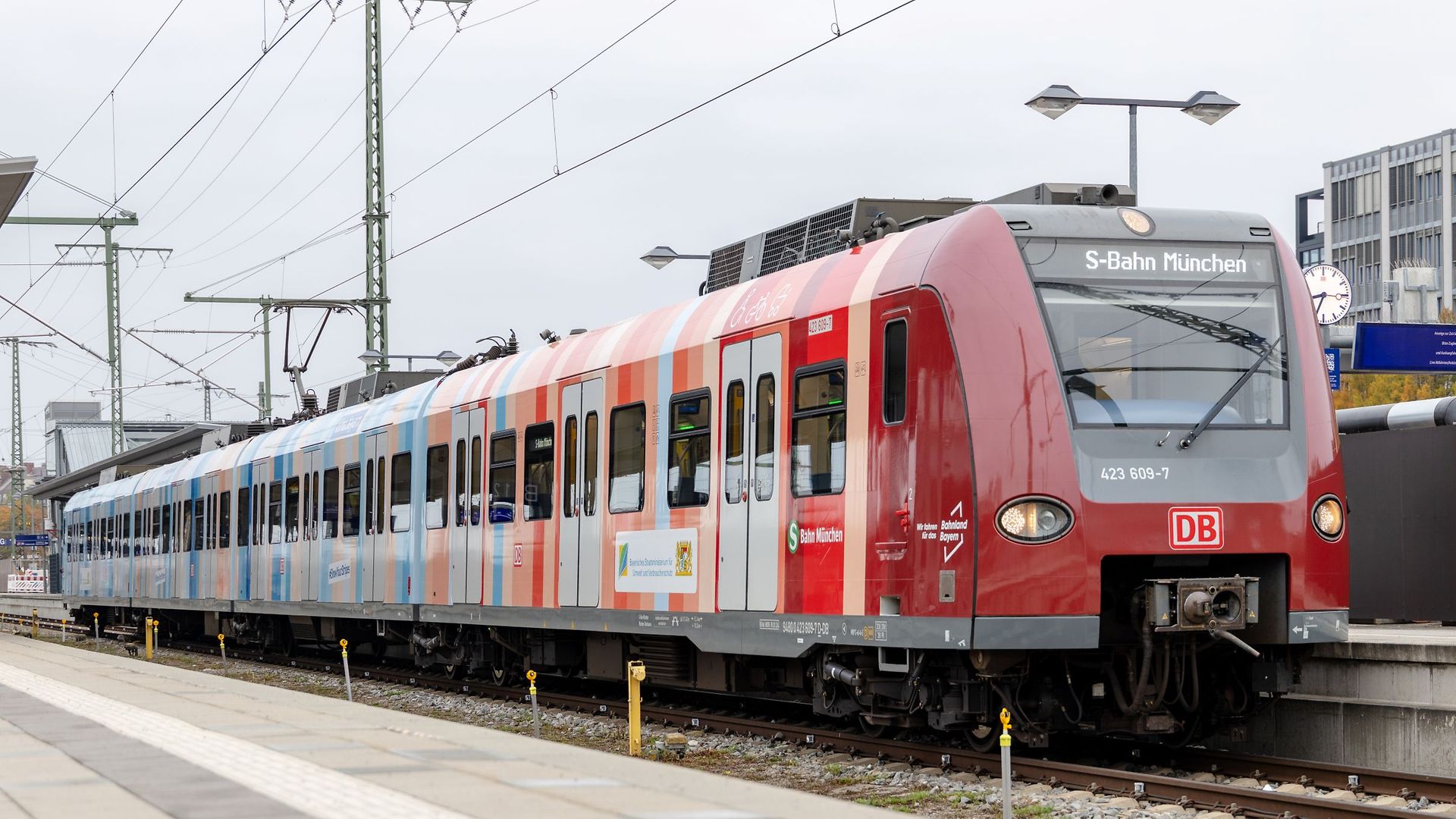 Die mit den bayerischen Klimastreifen gestaltete S-Bahn am Münchner Ostbahnhof