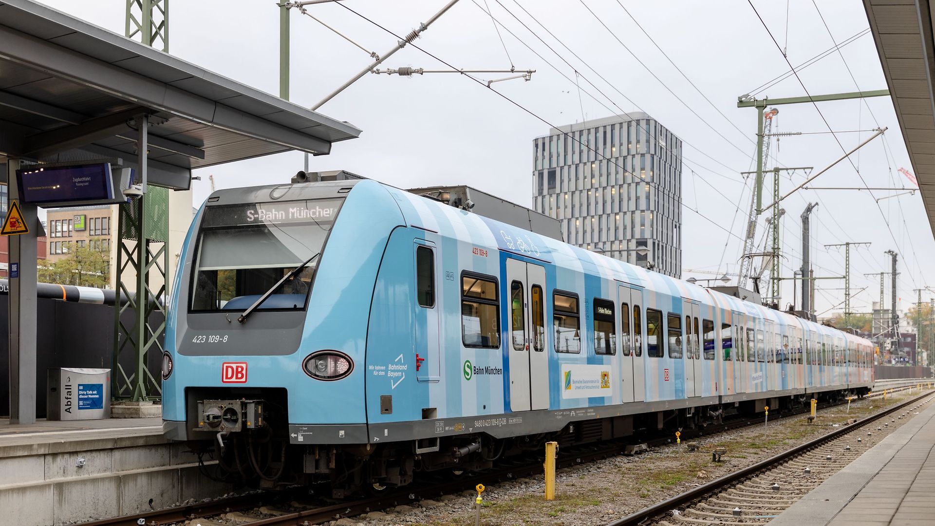 Die mit den bayerischen Klimastreifen gestaltete S-Bahn am Münchner Ostbahnhof